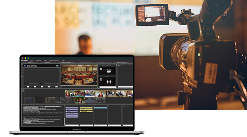 Une caméra vidéo filme une personne en train de donner une conférence, au premier plan nous voyons un ordinateur portable affichant à l'écran l'interface d'un programme d'édition vidéo.