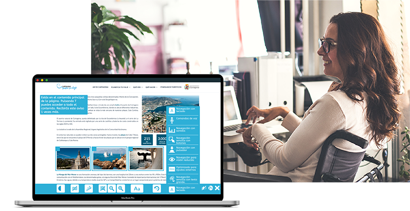 Mujer sentada en una silla de ruedas delante de un ordenador, en primer plano hay otro portátil que muestra la interfaz de una herramienta de accesibilidad web funcionando sobre una página web.