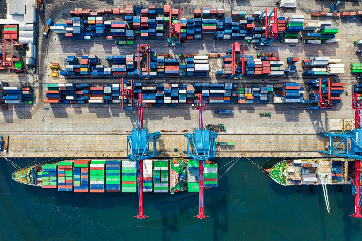 vista aérea de un puerto marítimo de mercancias